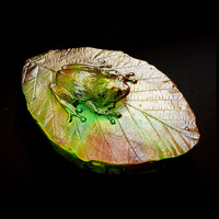 Cast Glass / Frog On Leaf / Gold / 4”